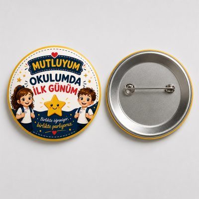 44 mm metal okul rozeti ön ve arka yüzü, Mutluyum Okulumda İlk Günüm tasarımlı kaliteli iğneli yaka rozeti.
