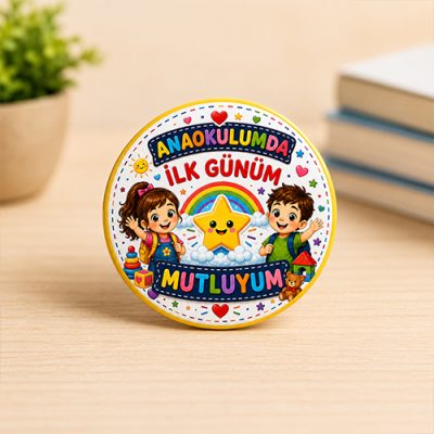 Anaokulumda İlk Günüm Rozeti ön görünümü, 44 mm metal yaka rozeti, anaokulu ilk gün rozeti