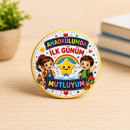 Anaokulumda İlk Günüm Rozeti ön görünümü, 44 mm metal yaka rozeti, anaokulu ilk gün rozeti